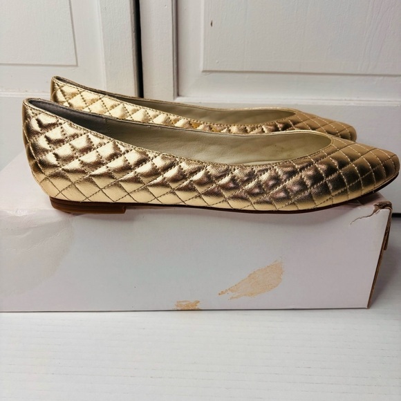 New STEVE MADDEN The Hot Gold Leather Quilted Flats Size 9 - Picture 4 of 7